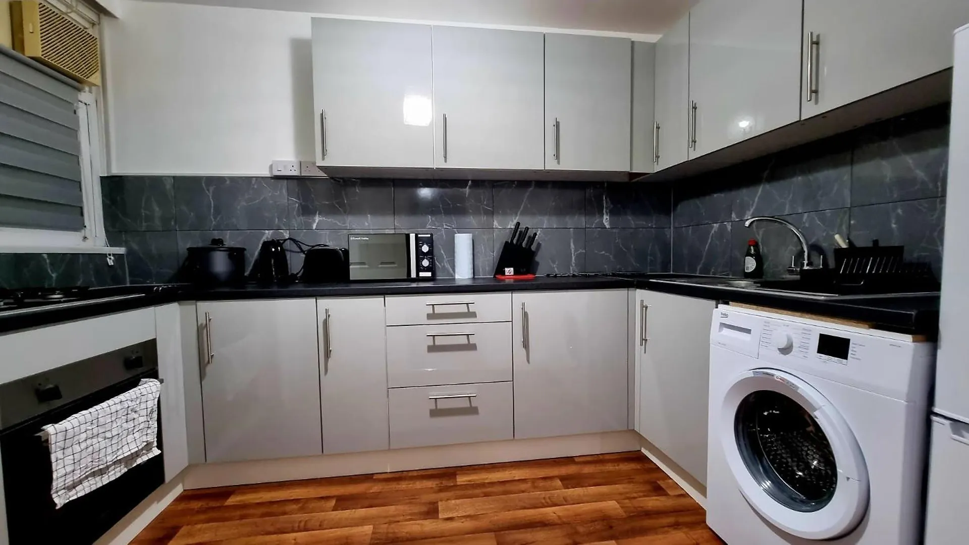 Amazing 1 Bed Entire Flat With Separate Living Room And Kitchen In London With Free Parking 0*,  Reino Unido