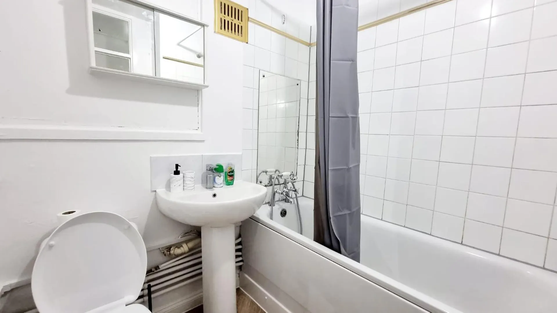 Amazing 1 Bed Entire Flat With Separate Living Room And Kitchen In London With Free Parking 0*,