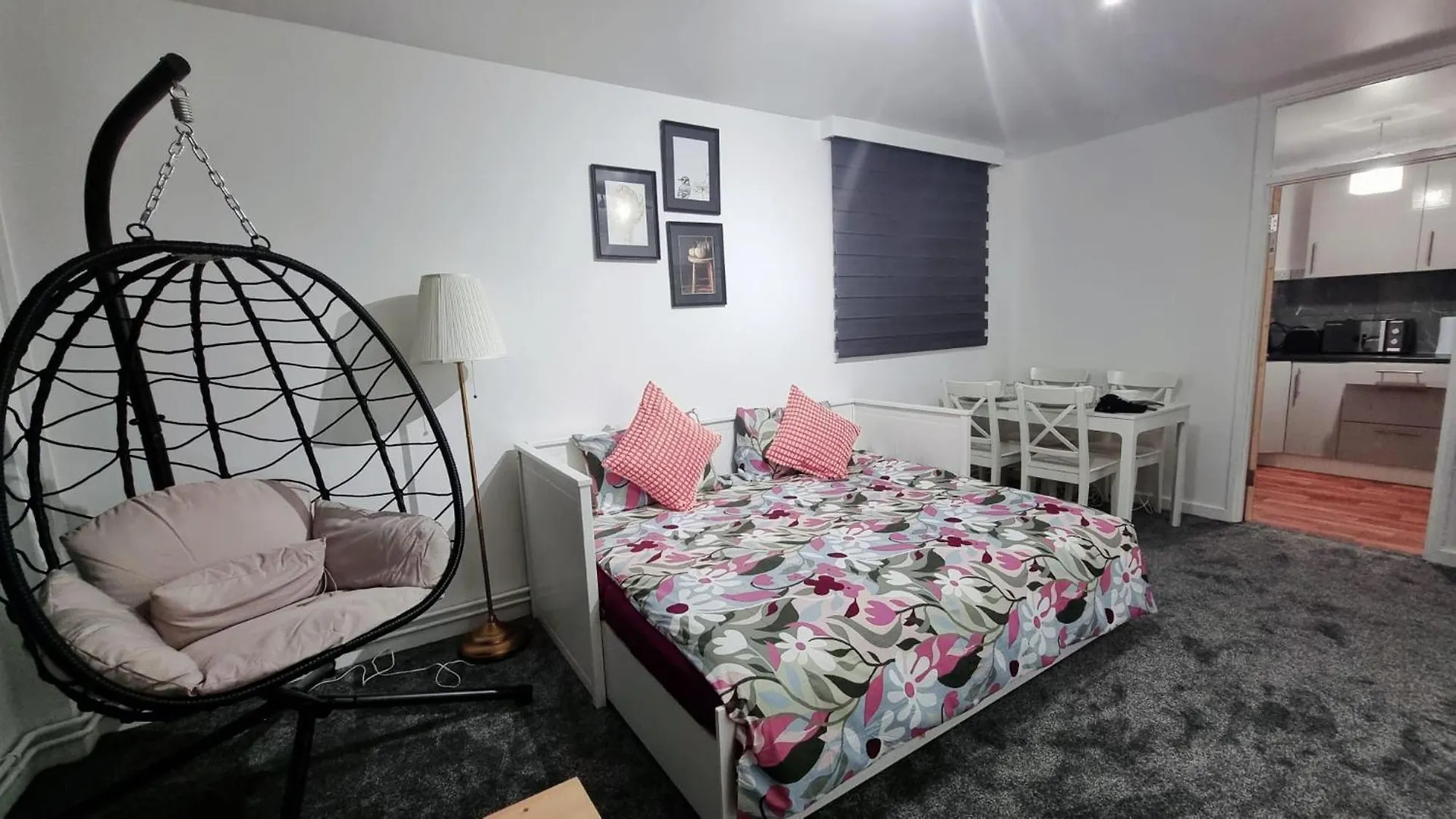 Amazing 1 Bed Entire Flat With Separate Living Room And Kitchen In London With Free Parking 0*,